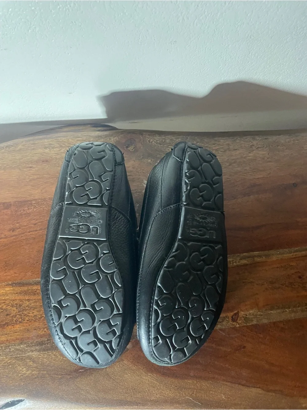 UGG Ascot 5379B Black Leather Shearling Slippers Men’s Size 8